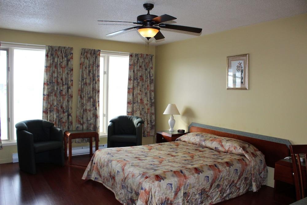 Motel Quatre Saisons Forestville Eksteriør bilde
