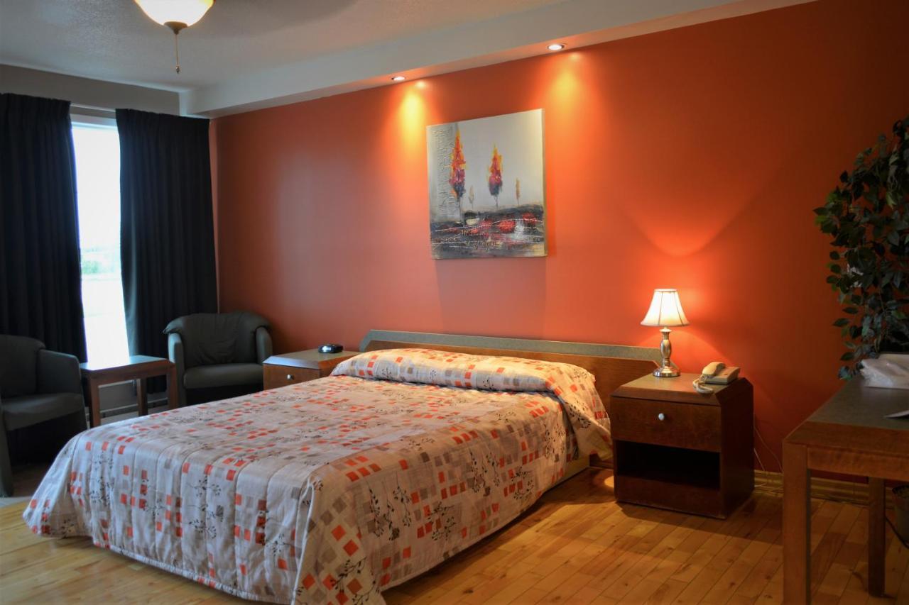 Motel Quatre Saisons Forestville Eksteriør bilde